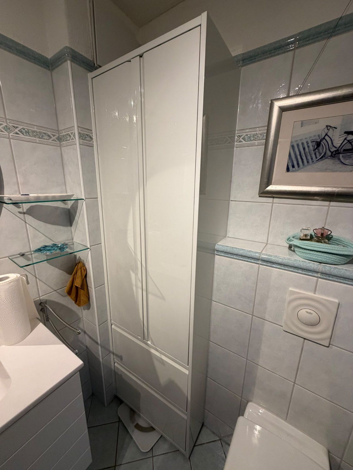 Badezimmer nachher: neuer weisser Hochschrank mit zwei Türen und zwei Schubladen, frische Silikonfugen